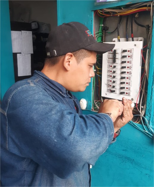 Técnico electricista en San Cristóbal realizando mantenimiento eléctrico