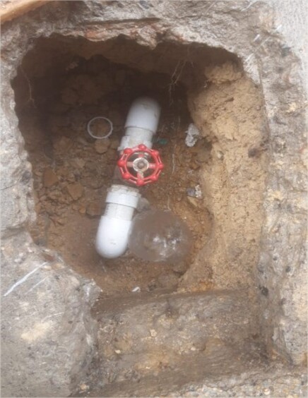 Plomero para casas en Bogotá realizando reparación de tuberías